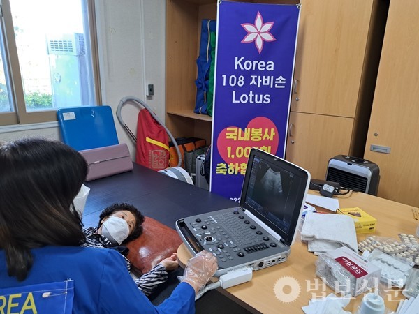 환자를 진찰하고 있는 봉사단원