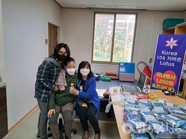 환자와 봉사단원이 서로 안은 채 웃고 있다.